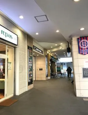 笹塚駅高架下店舗ビルの外観