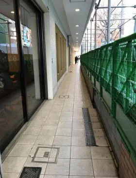 笹塚駅高架下店舗ビルの外観