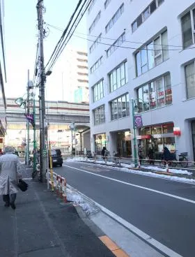 笹塚駅高架下店舗ビルの外観