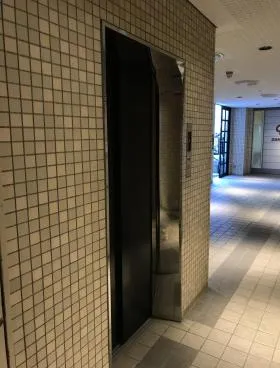 サングローリービルの外観