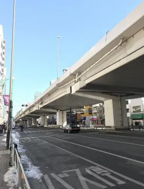 サングローリービルの外観