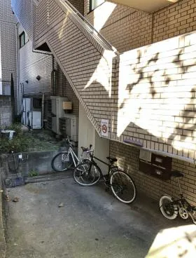 J&Hビルの外観