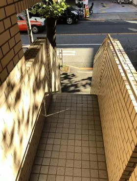 J&Hビルの外観