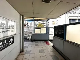 北口から出て下に降りる