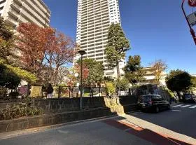 下に降りたら右に進む