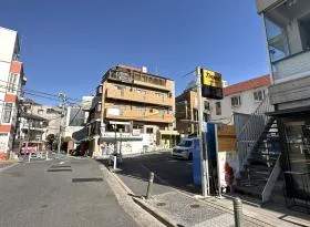 駐車場（タイムズ）を通過し、もう少し直進すれば当ビル着