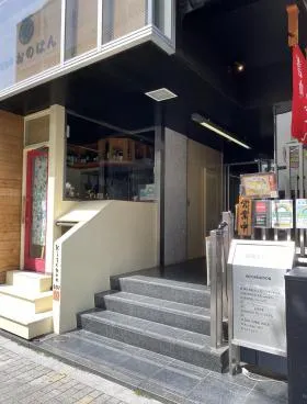 初鹿野ビルの外観