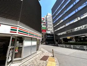 西口から出て右に進み、セブンイレブンを通過して左に曲がる