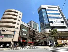 横断歩道で反対側に渡り、吉野家などがある細い道を直進する