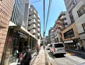 スターバックスコーヒーを通過し、もう少し直進すれば当ビル着