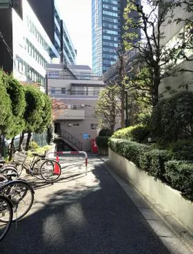 西新宿フォレストビルの外観