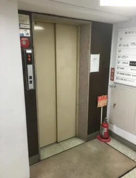 新井ビルの外観