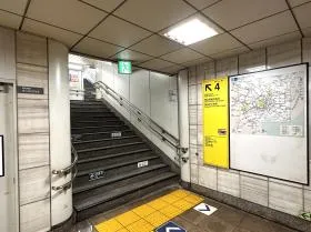 出入口4から地上に出る