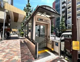 地上に出たらすぐ前に当ビルがある