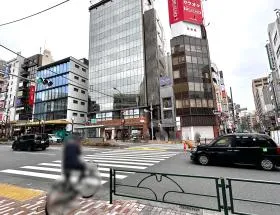出入口近くの横断歩道を渡り、左へ直進（駒沢通り沿い）していけば当ビル着