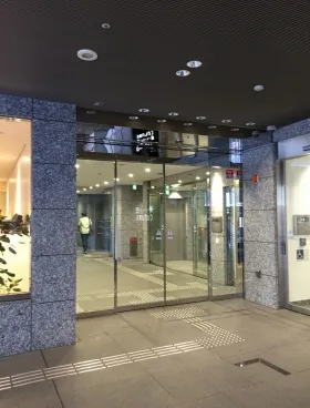 新四curumuビルの外観