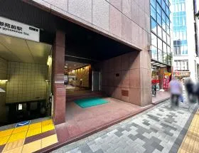 大橋御苑駅ビルの外観