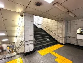 大橋御苑駅ビルの外観