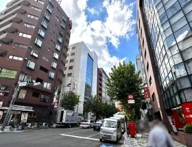 大橋御苑駅ビルの外観