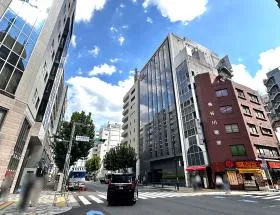 大橋御苑駅ビルの外観