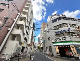 大橋御苑駅ビルの外観