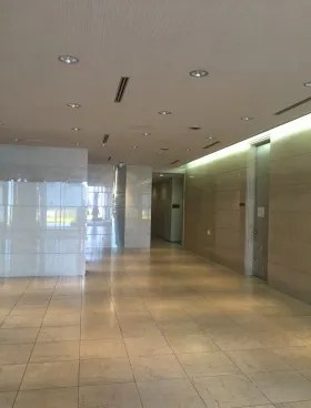 西新宿三晃ビルの外観