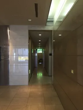 西新宿三晃ビルの外観