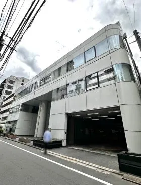 西新宿三晃ビルの外観