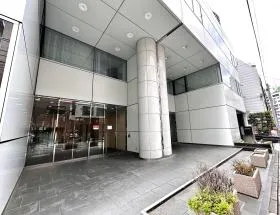 西新宿三晃ビルの外観