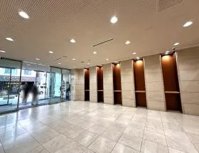 西新宿三晃ビルの外観