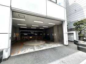 西新宿三晃ビルの外観