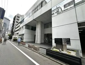 西新宿三晃ビルの外観