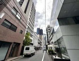 西新宿三晃ビルの外観