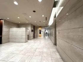 西新宿三晃ビルの外観