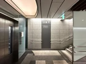 E8出入口から地上に出る
