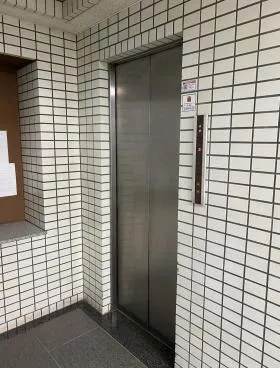 祐ビルの外観