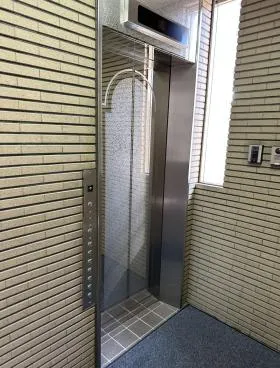 百百代ビルの外観