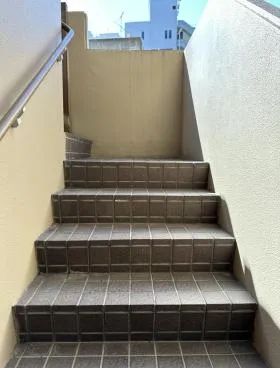 百百代ビルの外観