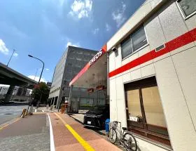 ガソリンスタンドを通過して右に曲がる