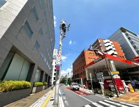 直進すれば当ビル着