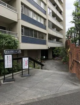 秀和青山レジデンスビルの外観