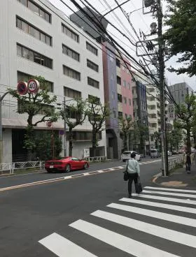 秀和青山レジデンスビルの外観