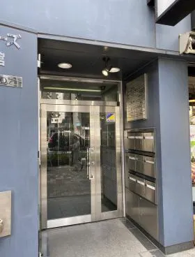 アクシーズ7号館ビルの外観