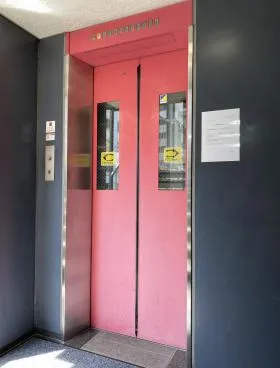 アクシーズ7号館ビルの外観