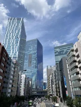 アクシーズ7号館ビルの外観