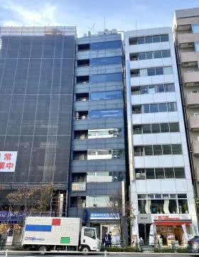 アクシーズ7号館ビルの外観