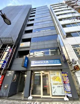 アクシーズ7号館ビルの外観