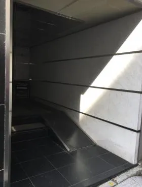 ニュー青山ビルの外観