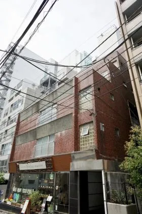 ニュー青山ビルの外観