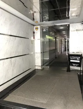 ニュー青山ビルの外観